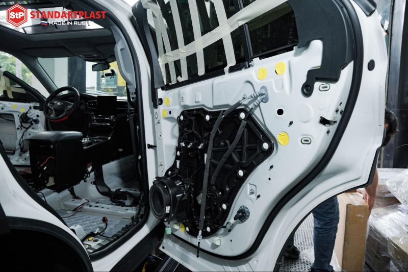 Cách âm StP Aerocell QP Intrigo - Sản phẩm cách âm đỉnh cao 9 Dán cách âm StP Aerocell QP Intrigo vị trí cửa xe (mặt ngoài)
