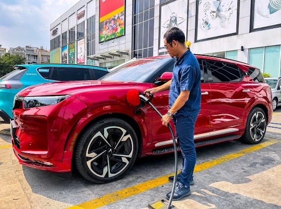 Gia đình 5 người, nên mua ô tô điện nào?